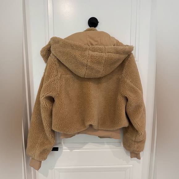 NWOT ALO FOXY SHERPA JACKET CAMEL SIZE SMALL SOLD OUT! - Picture 10 of 12
